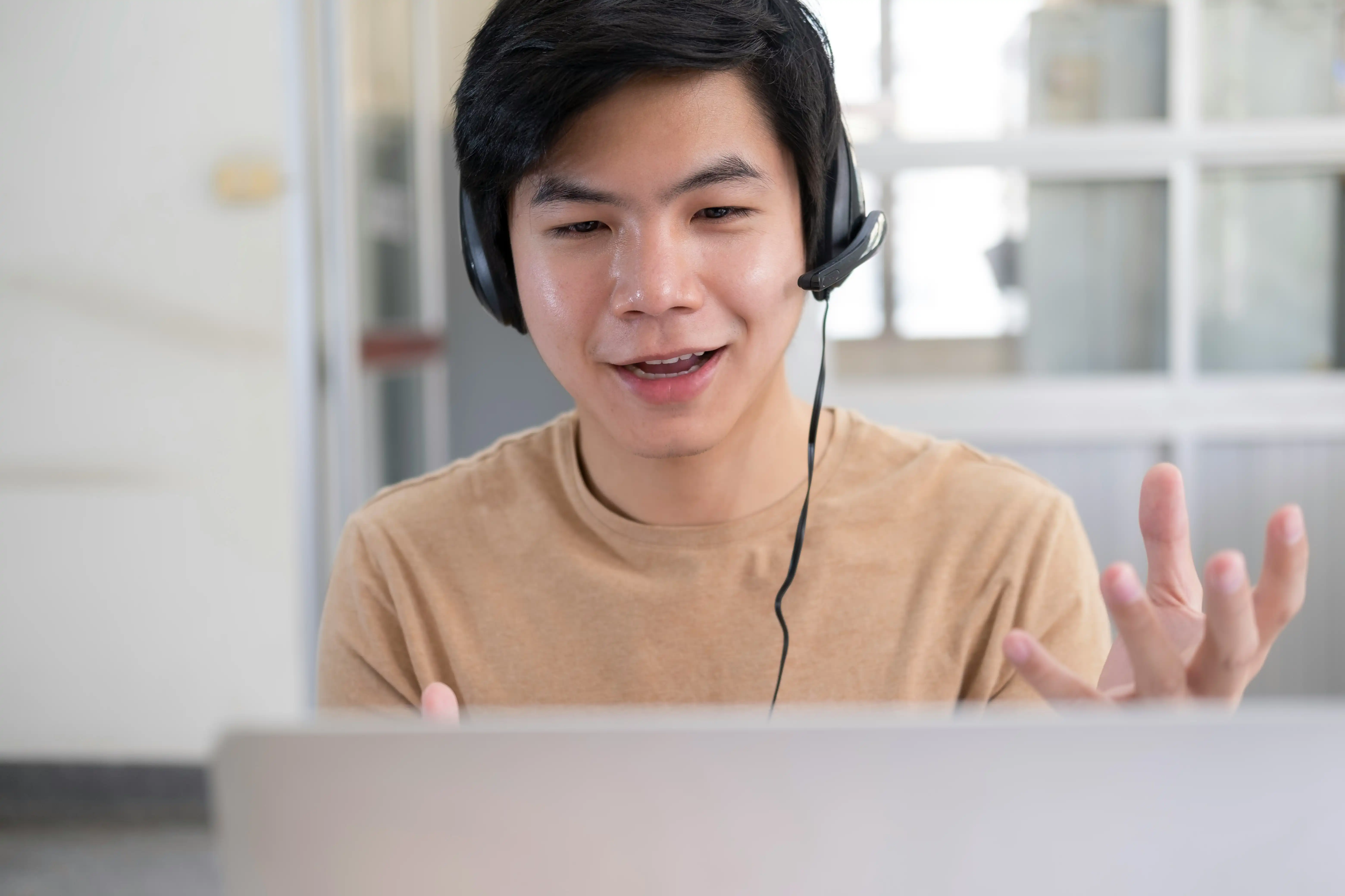 Mitarbeiter mit Headset redet in Computer rein